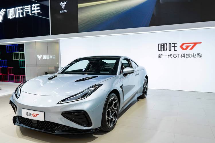 惠州346哪吒汽车在智能汽车领域的表现，领途汽车在新能源汽车市场中的影响力